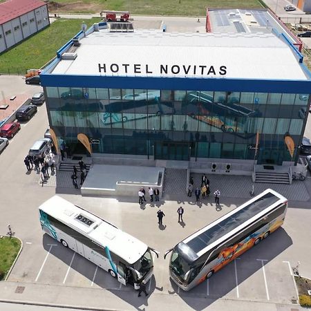 Hotel Novitas 리브노 외부 사진